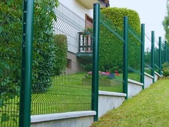 Pose de clôture sur terrain en pente